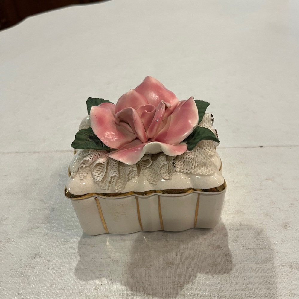 Vintage/ Antique Porcelain style Pink Rose jewelry/ trinket box. Gorgeous!
